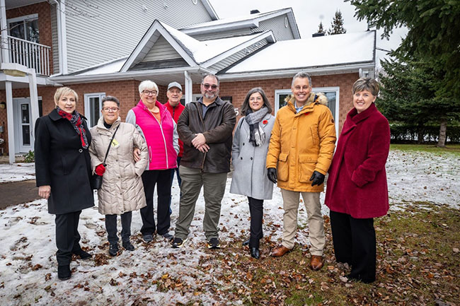 De droite à gauche : L’honorable Marie-Claude Bibeau, ministre du Revenu national et députée fédérale de Compton - Stanstead, ainsi que Peter Schiefke, député fédéral de Vaudreuil - Soulanges étaient sur place pour une annonce de financement à la Coopérative d'habitation Les Retraités de St-Lazare.