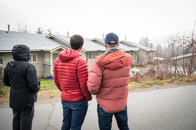 Le député fédéral Patrick Welier parle aux résidents des ensembles de réparation de la Nation Lil’wat.