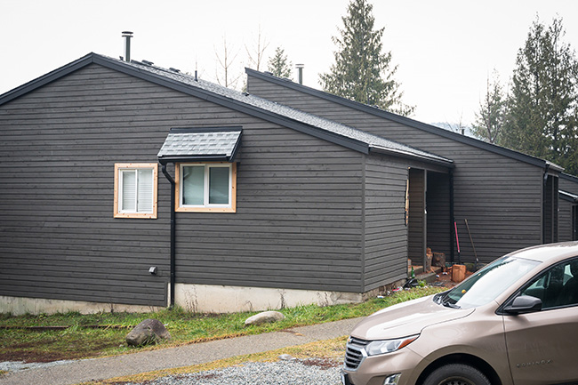 L’un des éléments extérieurs mis à jour des maisons réparées sur Juniper Lane.
