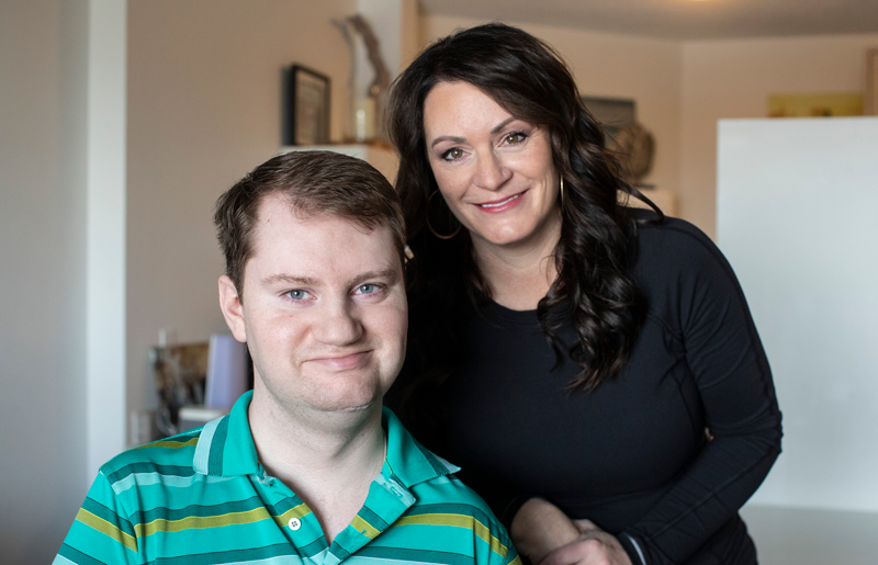 Levi Lawton avec sa mère, Amanda Lawton, dans le salon de Levi.