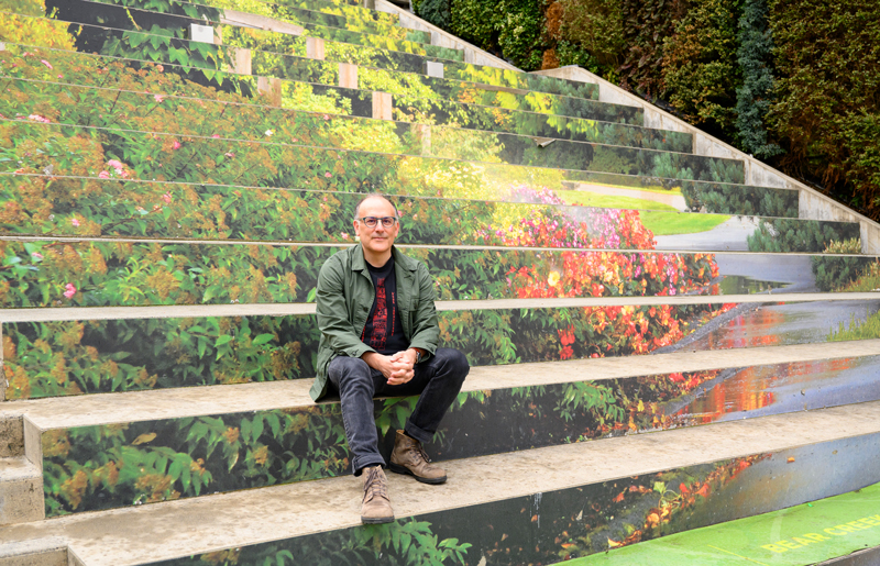 Sheldon Tetreault, assis à l’extérieur sur les marches de l’hôtel de ville de Surrey.