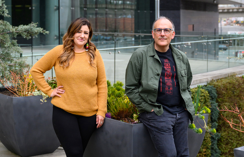 Krystal Dumais et Sheldon Tetreault à l’extérieur de l’hôtel de ville de Surrey.