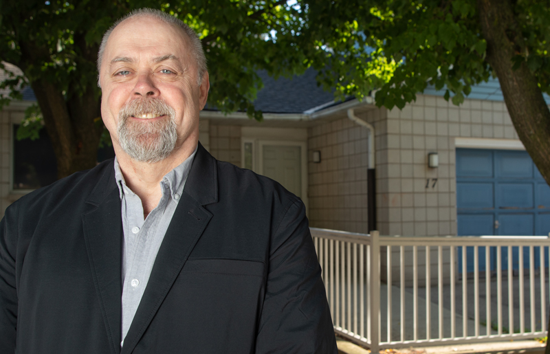 Brian Sibley, directeur général, Kiwanis Homes, sur le site d’un futur ensemble de logements abordables à Hamilton, en Ontario. Brian et son équipe ont su apaiser la résistance de la collectivité pour obtenir l’appui de cette dernière grâce à un service de consultation d’entreprise coordonné par Bénévoles Canada.