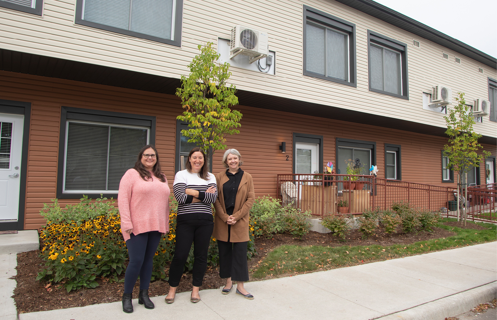 De g. à dr. : Paula Rodriguez, coordonnatrice de projet, Région de Waterloo, Amy Osika, gestionnaire, Logement et service à la clientèle, Région de Waterloo, et Tristan Wilkin, planificatrice, Logement et aménagement, Région de Waterloo, ont élaboré une solution de création rapide de logements pour les personnes âgées de Waterloo.