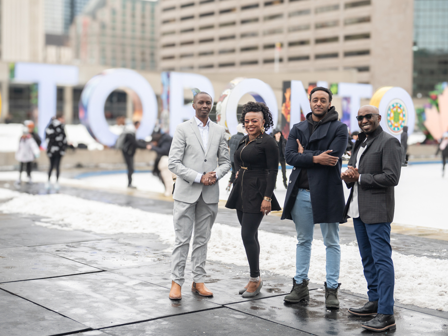 L'équipe de l'African-Canadian Housing Solutions Lab pose devant le panneau de Toronto