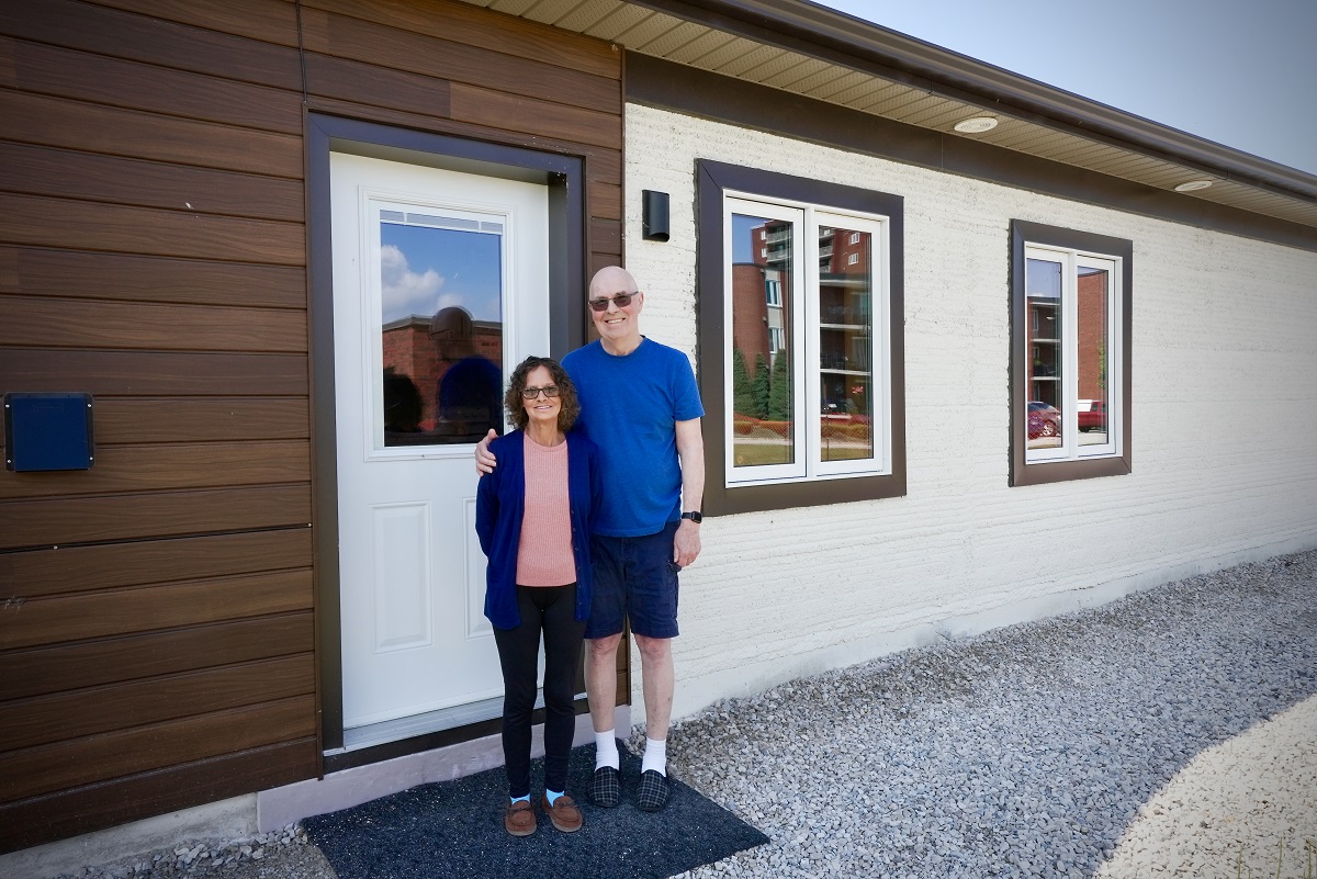 Tammy et Lou Malott devant leur logement imprimé en 3D à Leamington.