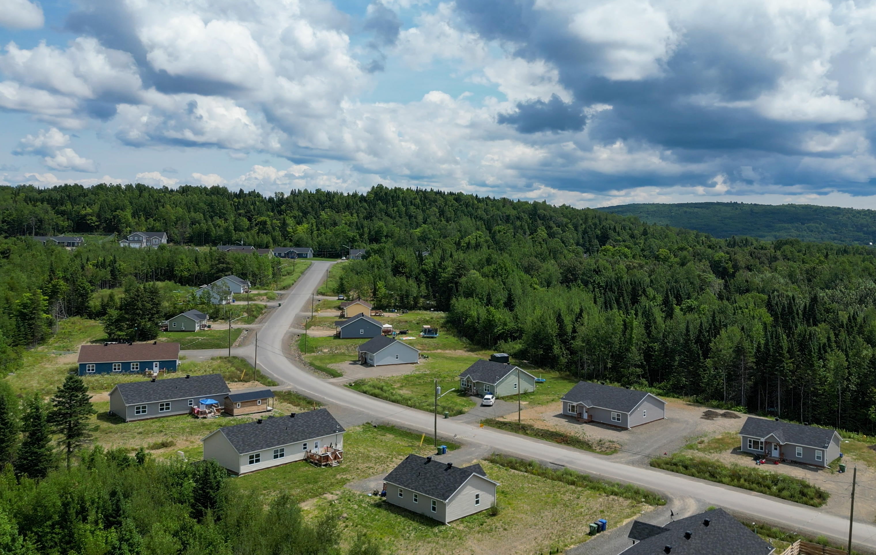 Au cours des 5 dernières années, la Première Nation de Tobique a construit plus de 60 logements et 2,5 kilomètres de routes et d’infrastructures. Le but est de répondre aux besoins croissants de la communauté en matière de logement.