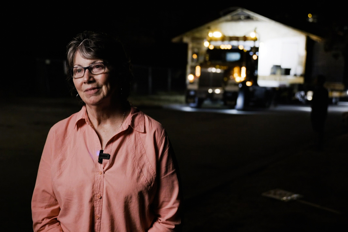Darlene s’estime chanceuse que sa maison (en arrière-plan, le soir du déménagement) profite d’une deuxième vie avec une nouvelle famille. Image : Renewal Development
