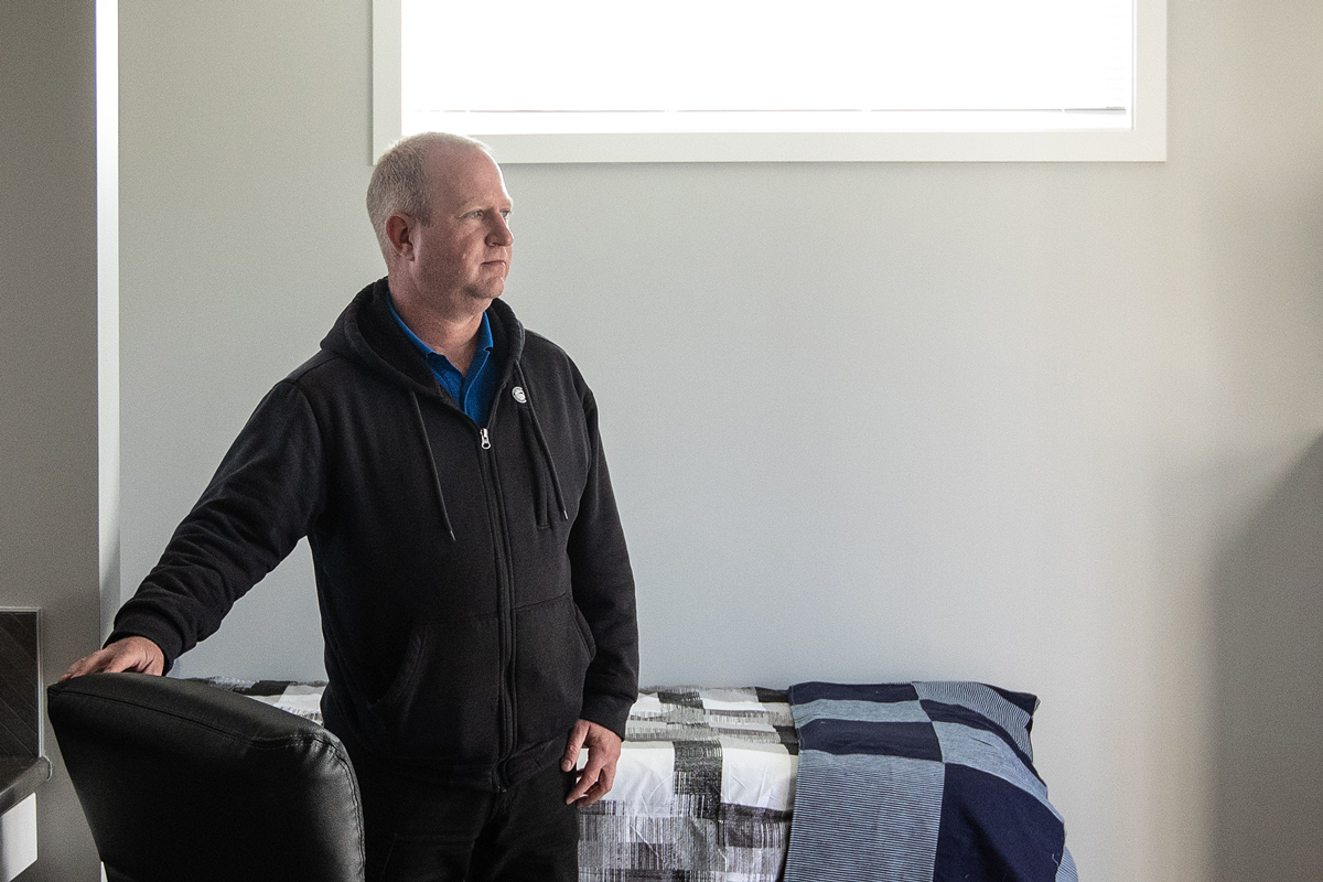 Ancien artilleur dans l’Armée canadienne, Jeremy a connu une période difficile lorsqu’il est revenu au Canada. Il est maintenant sur une nouvelle voie grâce au soutien qu’il a reçu de la Homes For Heroes Foundation.