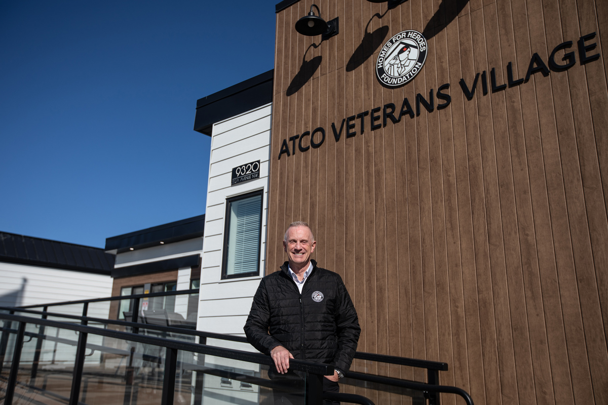 Brad Field, président-directeur général de la Homes For Heroes Foundation, affirme que les problèmes auxquels sont confrontés les anciens combattants sont semblables à ceux des civils en situation d’itinérance. L’expérience vécue lors d’un déploiement peut toutefois s’ajouter à ces problèmes ou les rehausser.