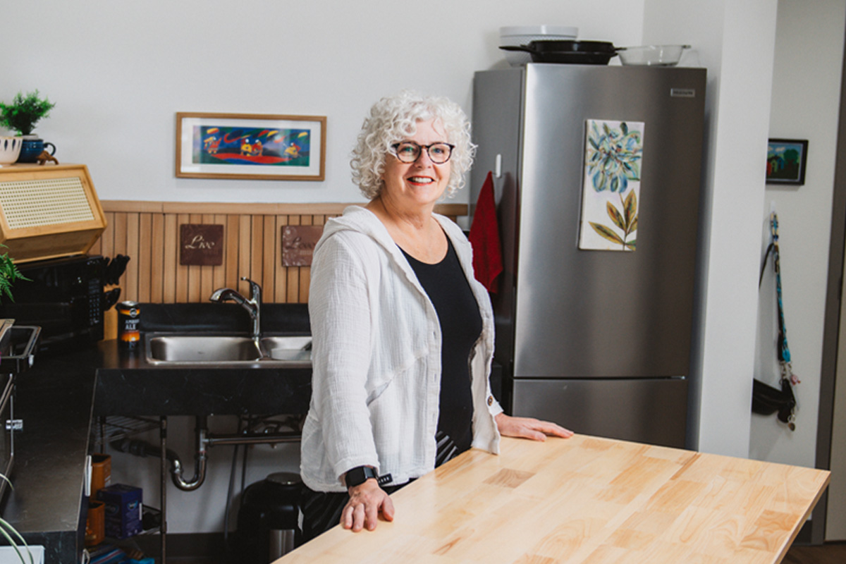Au pavillon Aven de Yellowknife, la résidente Dale Matheson profite d'un nouveau sentiment d'appartenance à la communauté et d'un espace où elle peut apprécier les choses qui lui rappellent son chez-soi
